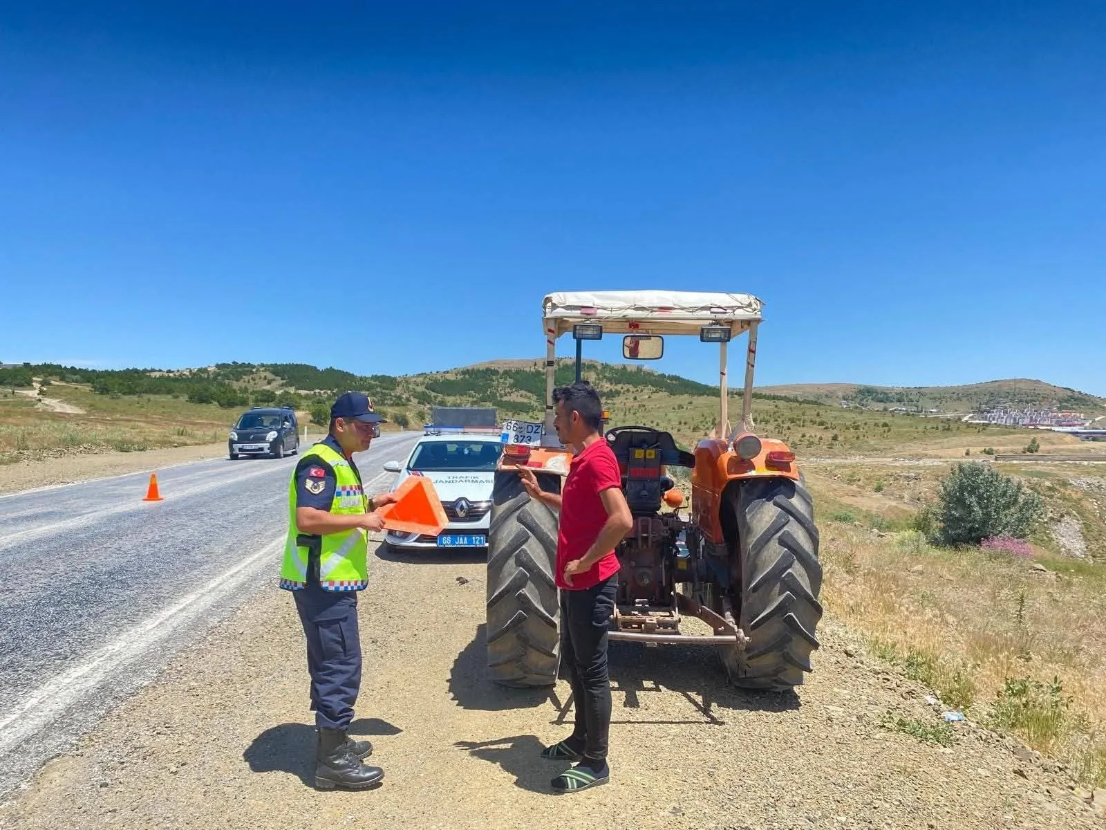 Yozgat İl Jandarma Komutanlığı trafik ekipleri, hasat sezonunun başlamasıyla birlikte