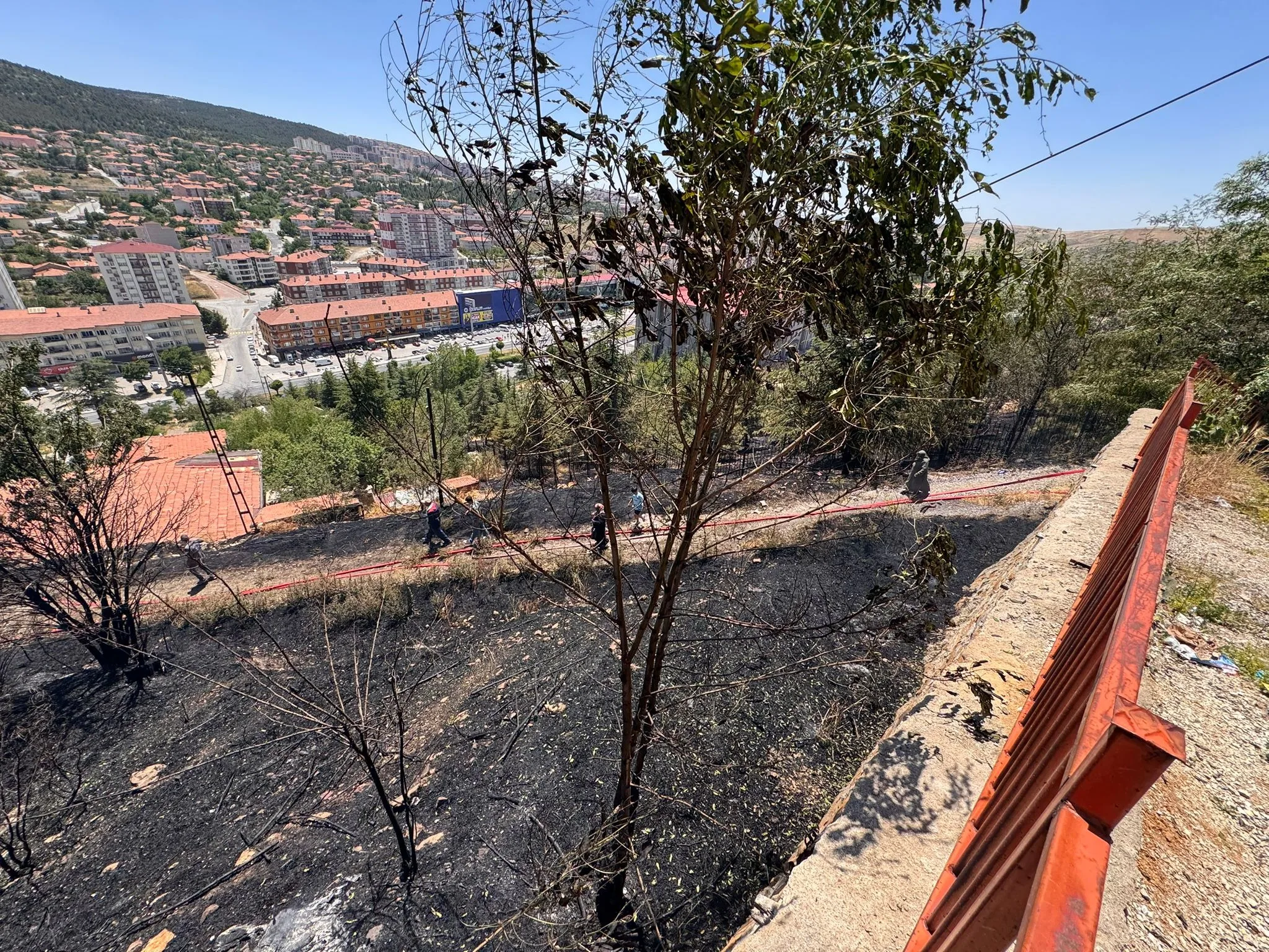 Yozgat’ın Tuzkaya Mahallesi'nde çıkan yangın, Yozgat Belediyesi itfaiye ekiplerinin hızlı