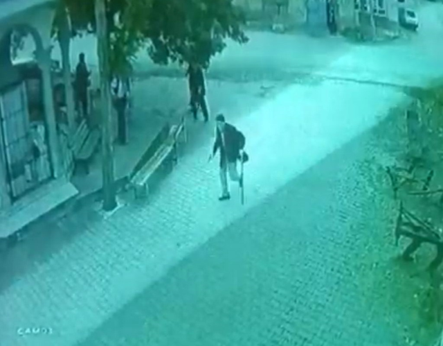 93 yaşındaki adam köy meydanında silahıyla dehşet saçtı: 1'i ağır 3 yaralı