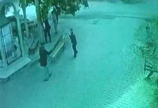 93 yaşındaki adam köy meydanında silahıyla dehşet saçtı: 1'i ağır 3 yaralı