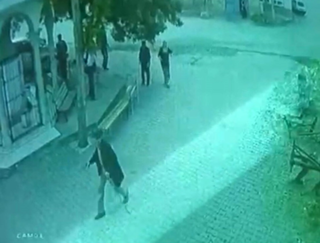 93 yaşındaki adam köy meydanında silahıyla dehşet saçtı: 1'i ağır 3 yaralı