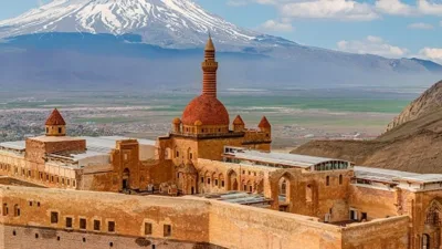 Ağrı, İshak Paşa Sarayı, Eski Bayezid Cami gibi simge yapıları