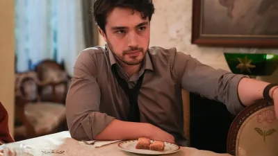 ATV ekranlarında yayınlanan ve proje tasarımı Burak Aksak’a, yönetmenliği ise