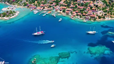 Antalya, Akdeniz’in sıcak güneşi, berrak kumsalları ve Toros Dağları’ndan esen