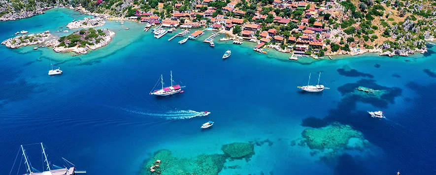 Antalya, Akdeniz’in sıcak güneşi, berrak kumsalları ve Toros Dağları’ndan esen