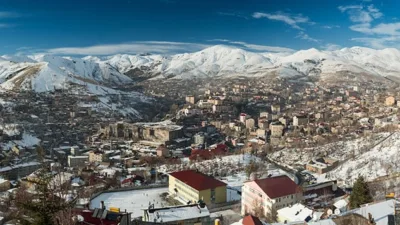 Bitlis, tarihi ve doğal güzellikleriyle büyüleyici bir şehir. Urartulardan Osmanlılara
