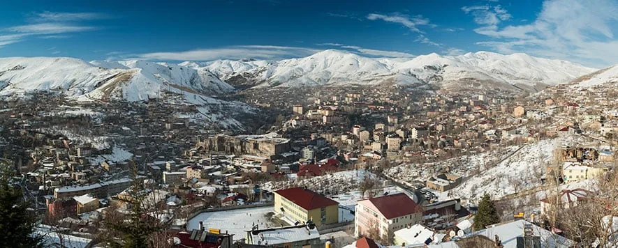 Bitlis, tarihi ve doğal güzellikleriyle büyüleyici bir şehir. Urartulardan Osmanlılara