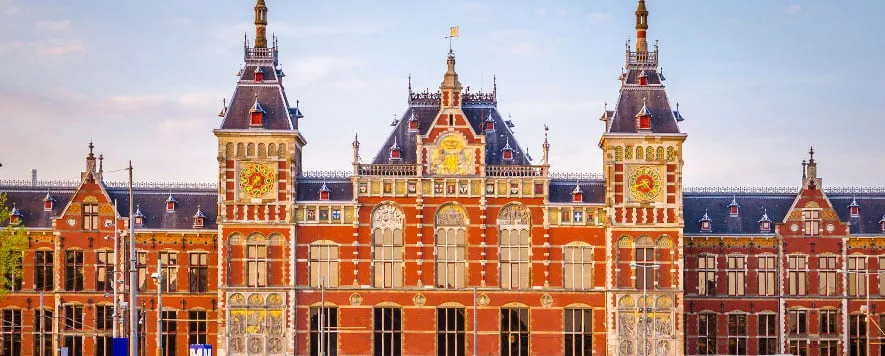 Tren istasyonları, yüzyıllar boyunca insanların mutluluklarına, hüzünlerine, ayrılıklarına ve kavuşmalarına