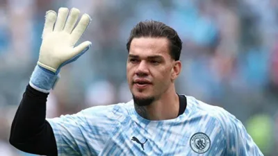 Brezilyalı kaleci Ederson, modern futbolda ayakla oyun kurma ve isabetli