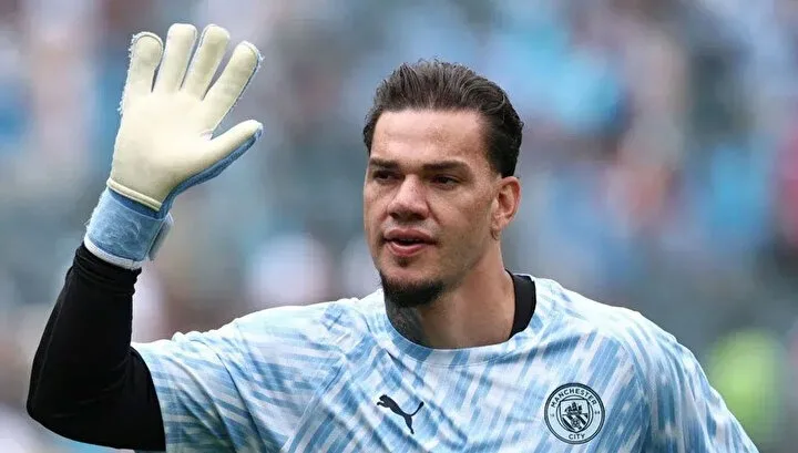 Brezilyalı kaleci Ederson, modern futbolda ayakla oyun kurma ve isabetli