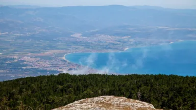 Edremit, Balıkesir’in doğal güzellikleriyle ünlü ilçelerinden biridir. Kaz Dağları’nın eteklerinde