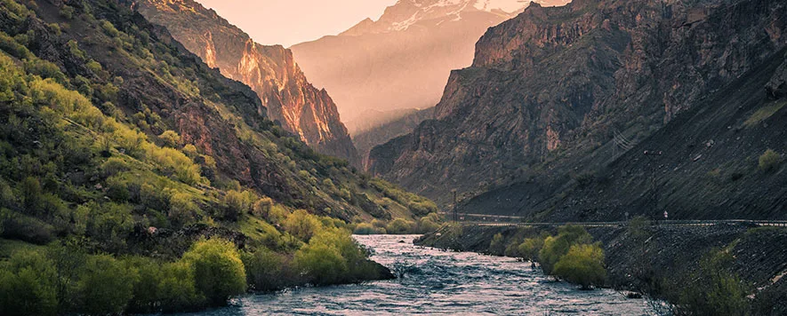 Hakkari, Türkiye’nin güneydoğusunda, bembeyaz zirvelerin kucağına kurulmuş bir şehirdir. Doğal