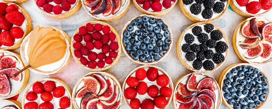 Dünyanın Farklı Noktalarından Lezzetli Tatlılar Giriş: Seyahat ettiğimiz şehirleri keşfederken,