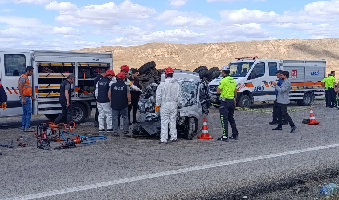 İlçemizde otomobil ile kamyonun çarpıştığı feci kazada 3 kişi hayatını