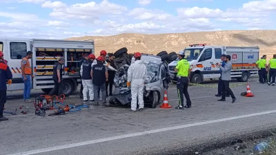 İlçemizde otomobil ile kamyonun çarpıştığı feci kazada 3 kişi hayatını