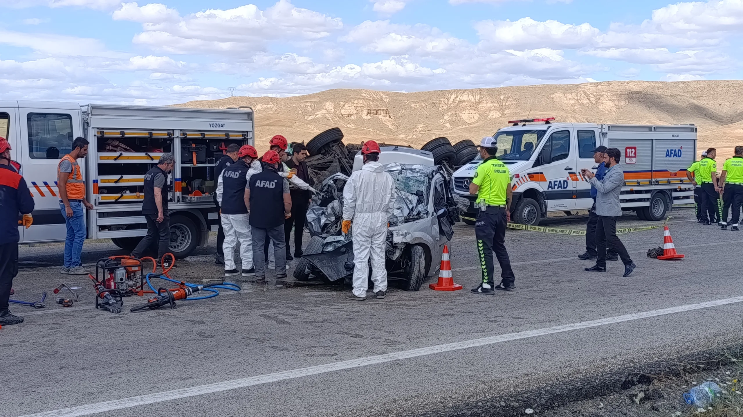 İlçemizde otomobil ile kamyonun çarpıştığı feci kazada 3 kişi hayatını