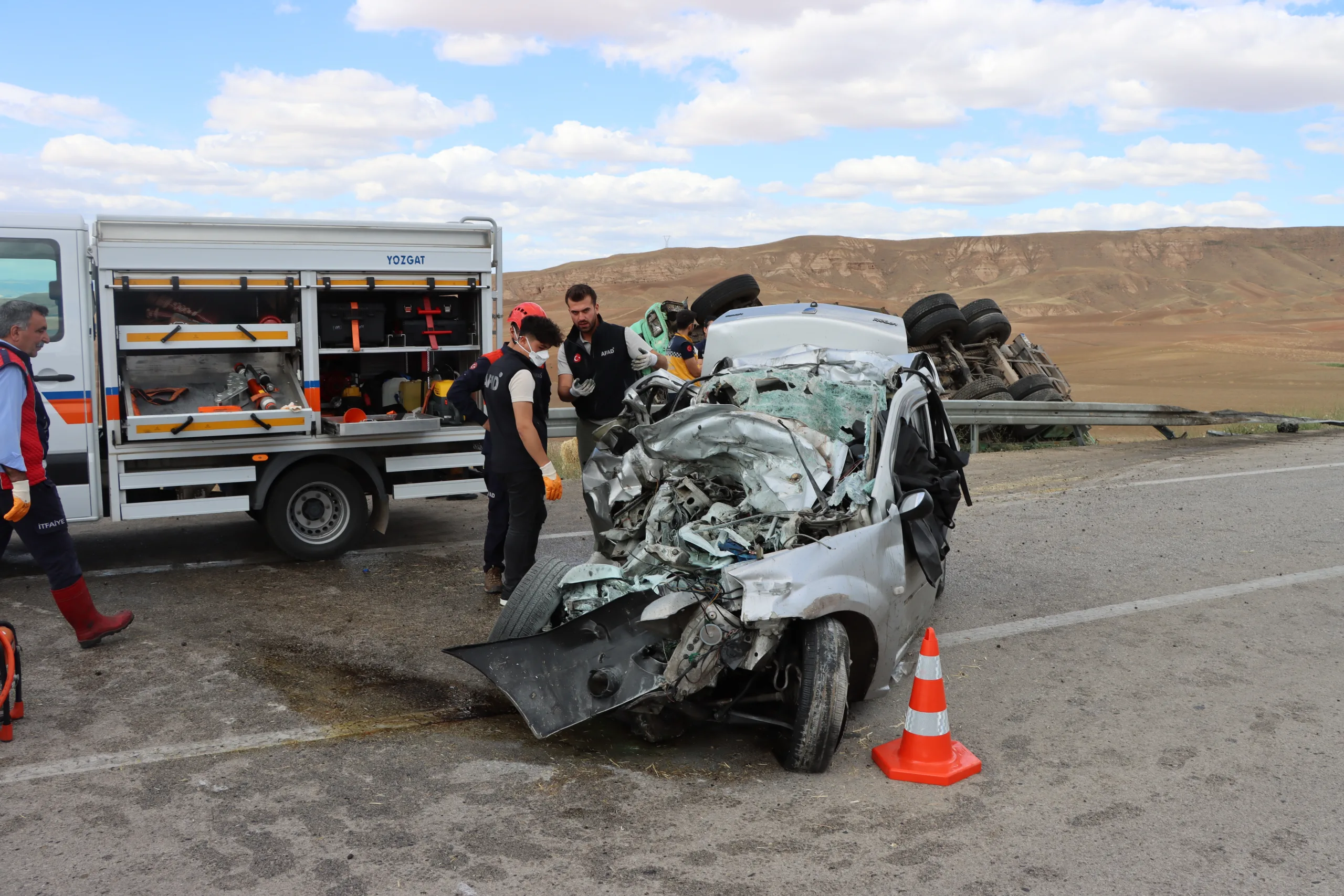 İlçemizde meydana gelen trafik kazasında 3 kişi yaşamını yitirirken, olay