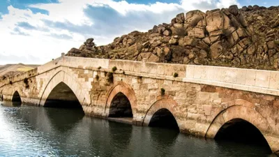 Kırıkkale, İç Anadolu Bölgesi’nde bulunan bir şehir olup Ankara, Çorum,