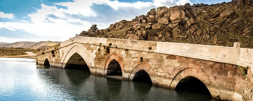 Kırıkkale, İç Anadolu Bölgesi’nde bulunan bir şehir olup Ankara, Çorum,