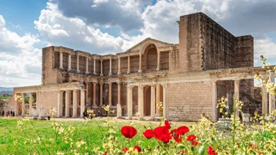 Manisa, Ege Bölgesi’nin ortasında, Spil Dağı’nın eteklerinde bulunan bir şehir.