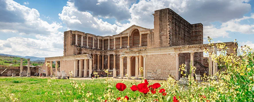 Manisa, Ege Bölgesi’nin ortasında, Spil Dağı’nın eteklerinde bulunan bir şehir.