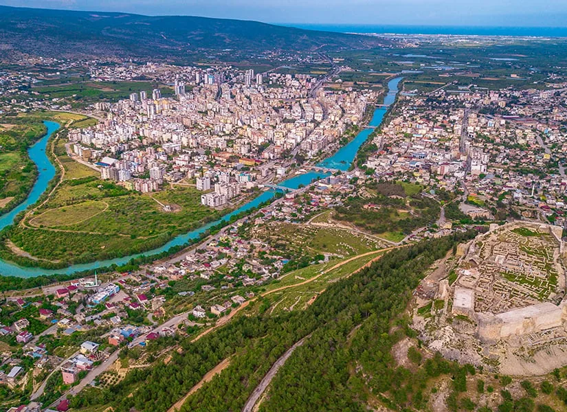 Silifke, Mersin’in doğal güzellikleriyle öne çıkan ilçesi. Tarihi zenginlikleri ve