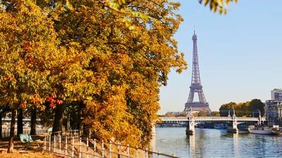 Sonbahar renklerine bürünmüş parklar, yürürken ayaklarının altında çıtırdayan altın rengi