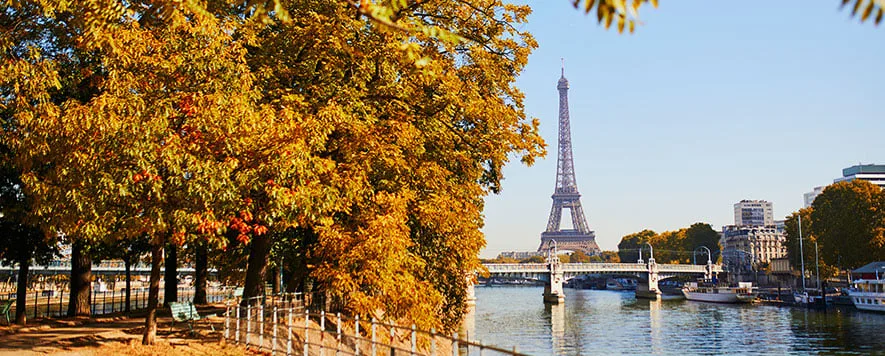 Sonbahar renklerine bürünmüş parklar, yürürken ayaklarının altında çıtırdayan altın rengi