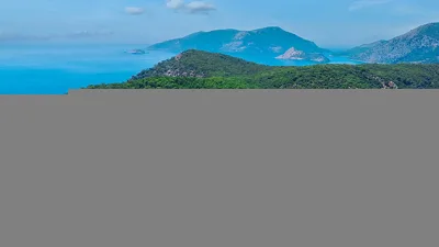 Sonbaharın renk cümbüşüyle bezeli doğal güzellikler arasında yürüyüş yapmayı sevenler