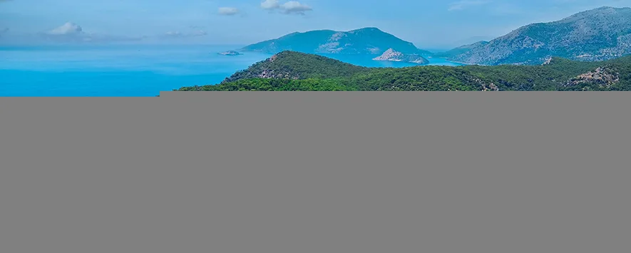 Sonbaharın renk cümbüşüyle bezeli doğal güzellikler arasında yürüyüş yapmayı sevenler