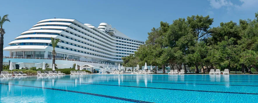 Titanic Deluxe Lara, Akdeniz’in mavisine bakan dev bir cruise gemisini