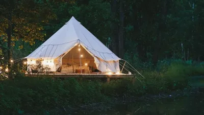 Glamping, son yılların popüler tatil trendlerinden biri olarak öne çıkıyor.