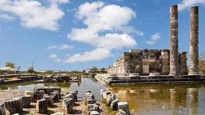 Mitolojik hikayelerin büyüleyici dünyasını keşfetmeye hazır mısın? Antik kentler, tarih