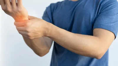 Uyuşma, vücutta sinir hücrelerinin aşırı uyarılması veya hasar görmesi sonucunda