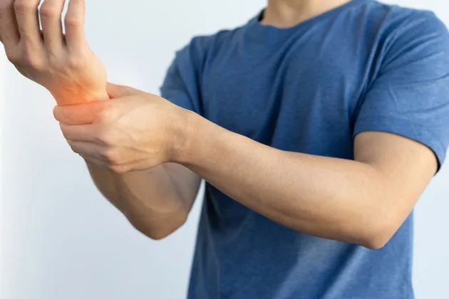 Uyuşma, vücutta sinir hücrelerinin aşırı uyarılması veya hasar görmesi sonucunda