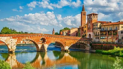 Verona, Orta Çağ’ın büyüleyici İtalyan şehirlerinden biri olarak bilinir. Adige