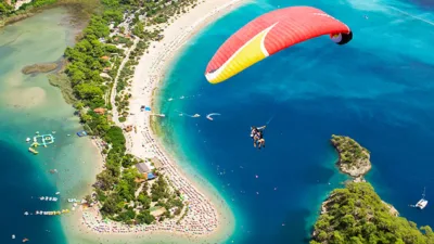 Yolculuklar, hem yola çıkarken hem de varış noktasına ulaşırken birçok