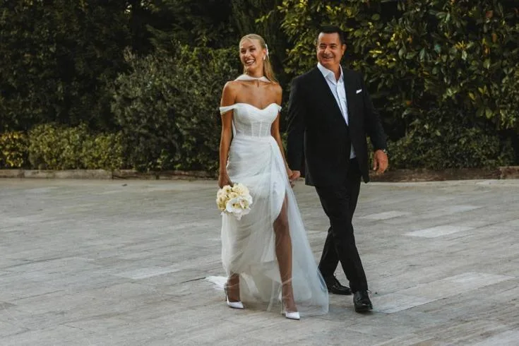 Ünlü televizyoncu ve yapımcı Acun Ilıcalı, sevgili eşi Ayça Çağla