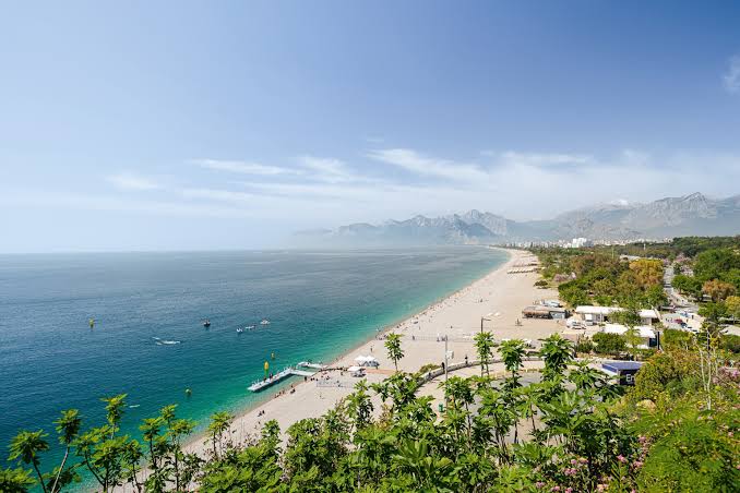 Antalya'da hava sıcaklığının 34 dereceye, deniz suyu sıcaklığının ise 30