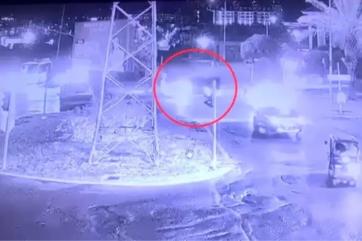 Antalya'nın Manavgat ilçesinde, kırmızı ışık ihlali yapan motosiklet ile hafif