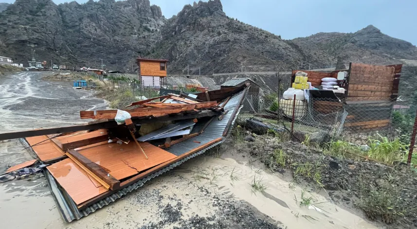 Artvin'de yaşanan fırtına ve heyelan nedeniyle çatılar uçtu, masalar savruldu,