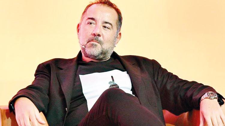 Komedyen Ata Demirer, yeni yaşını ailesiyle kutlarken sevgilisinin de orada