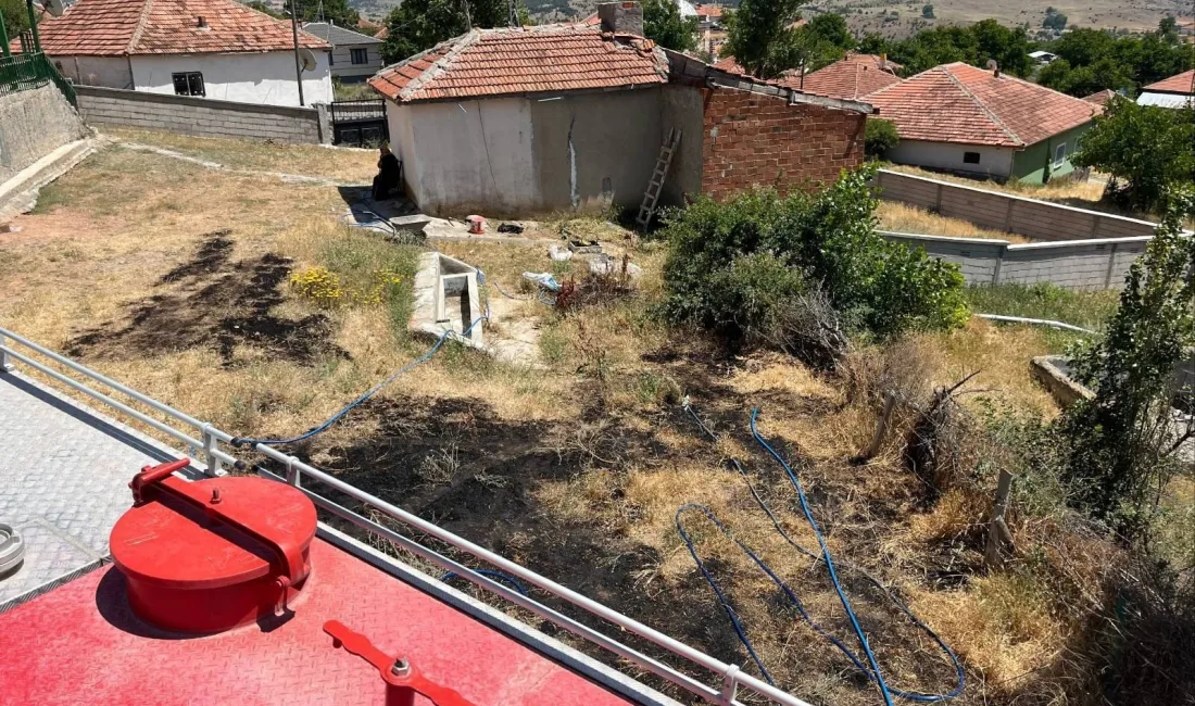 Yozgat'ın Saraykent ilçesine bağlı Söğütlü köyünde kuru otları yakmak isteyen
