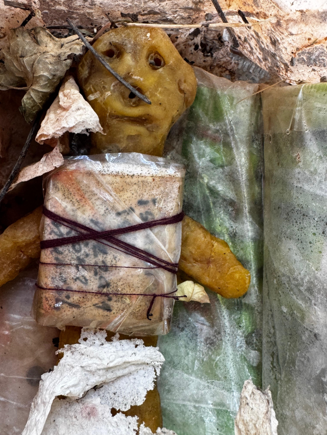 Bartın'da Mezar Kazısında Bal Mumu Bebek ve Muska Bulundu