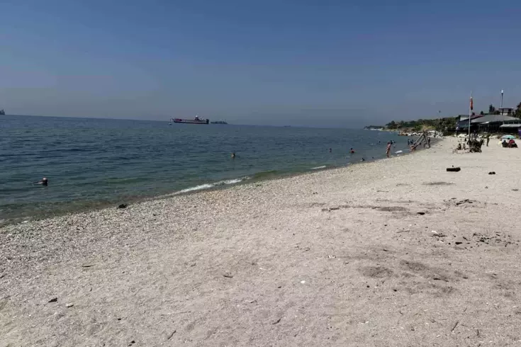 Beylikdüzü ilçesindeki İstanbul'daki marina içindeki ücretsiz plajda tuvalet ve soyunma
