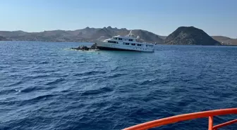 Muğla'nın Bodrum ilçesi açıklarında kayalıklara çarpan 'Monte Carlo' adlı motoryatın