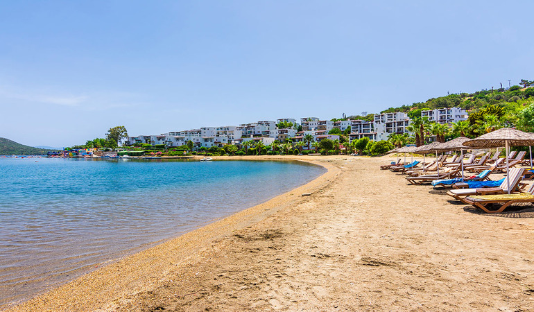 Muğla'nın Bodrum ilçesinde, hava sıcaklığı 38 dereceyi bulduğunda, hem yerli