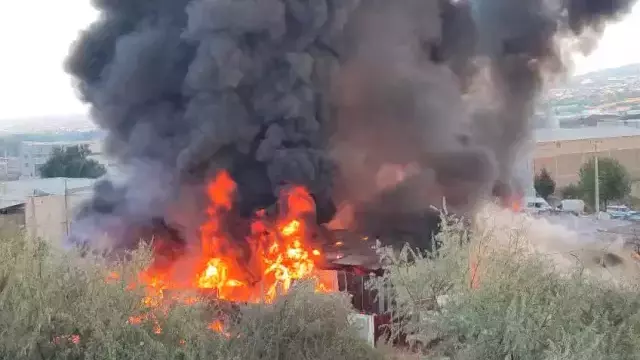 Bursa'da geri dönüşüm tesisinde yangın! Şehrin üstünü siyah duman kapladı