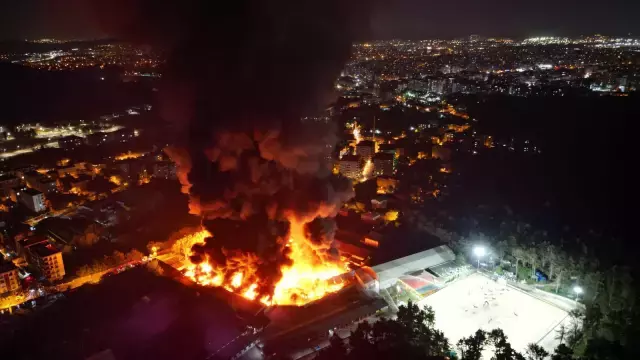 Çekmeköy'de ormana yakın noktadaki sünger fabrikasında yangın çıktı