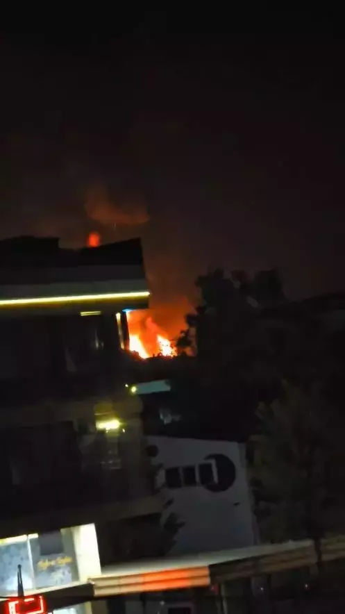 Çekmeköy'de ormana yakın noktadaki sünger fabrikasında yangın çıktı